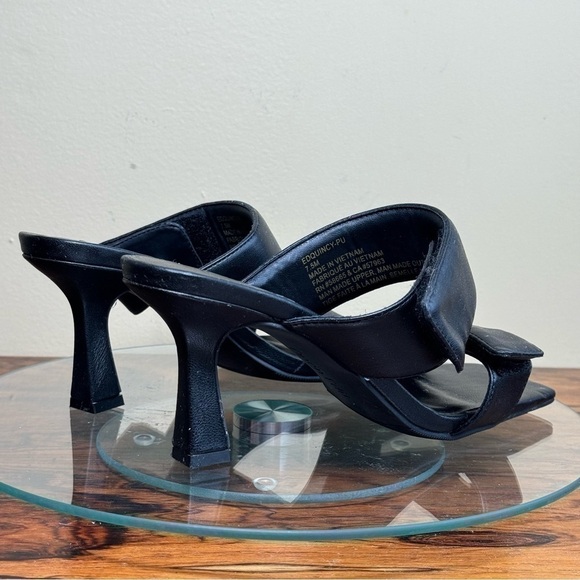 Open Edit Quincy Sandal in black - Picture 7 of 16